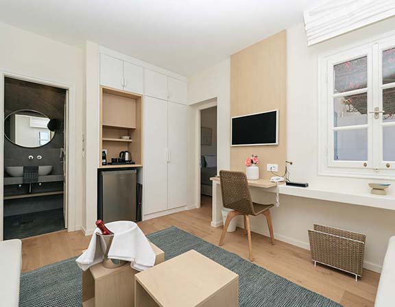Spacious sitting room at the classic suite