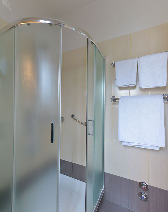 Salle de bain avec douche