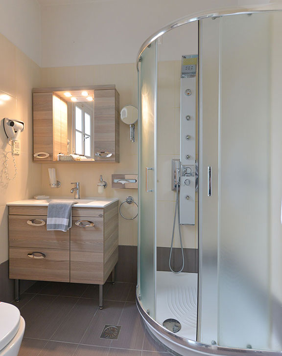Salle de bain moderne dans les chambres supérieures