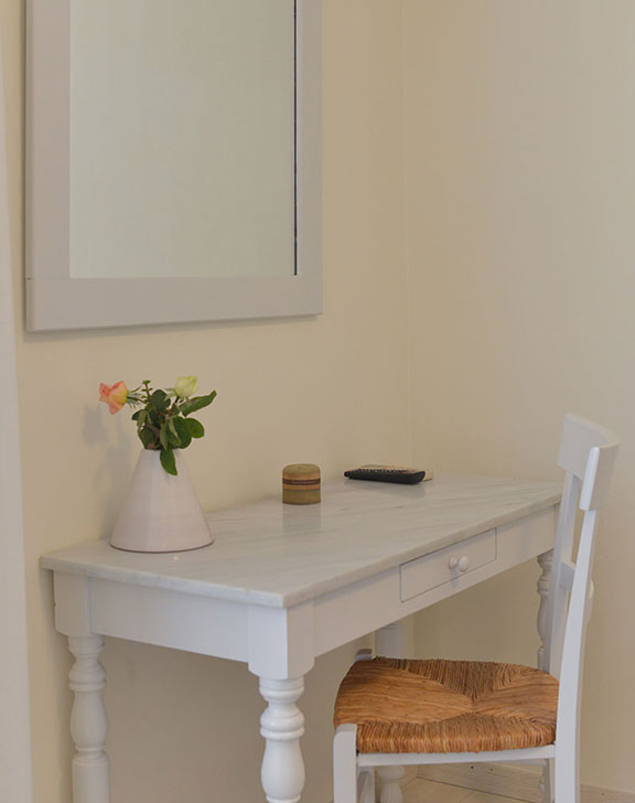 The bedroom table of the superior room