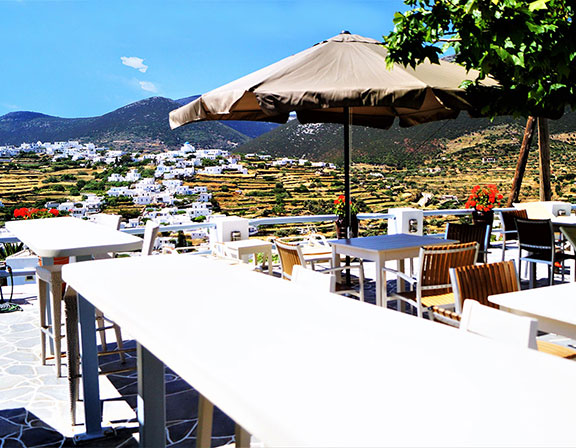 Le bar de la piscine avec vue panoramique sur les villages