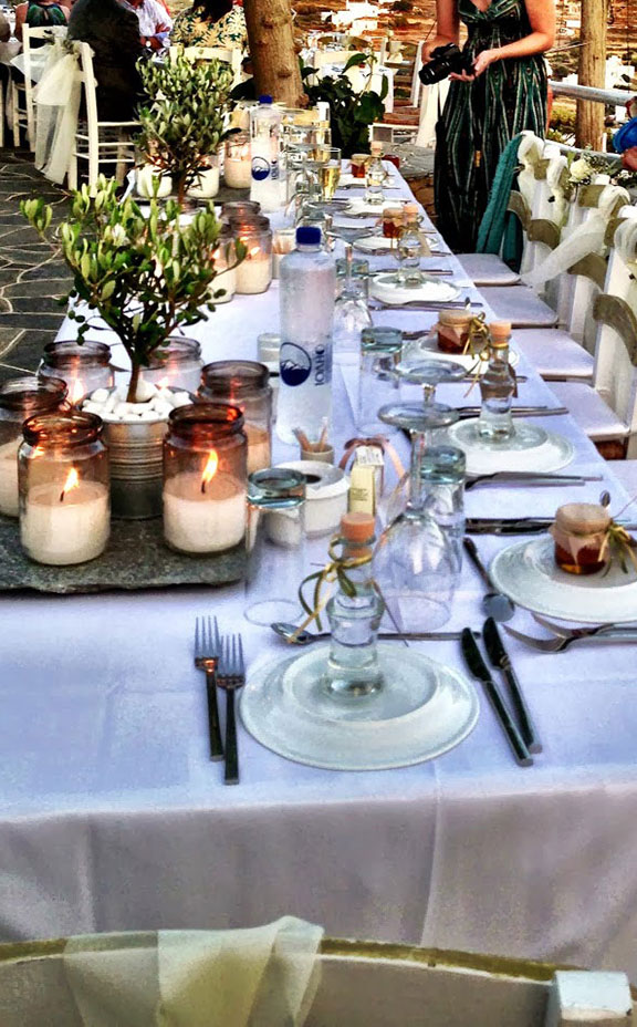 Fête de mariage à l'hôtel Petali à côté de la piscine